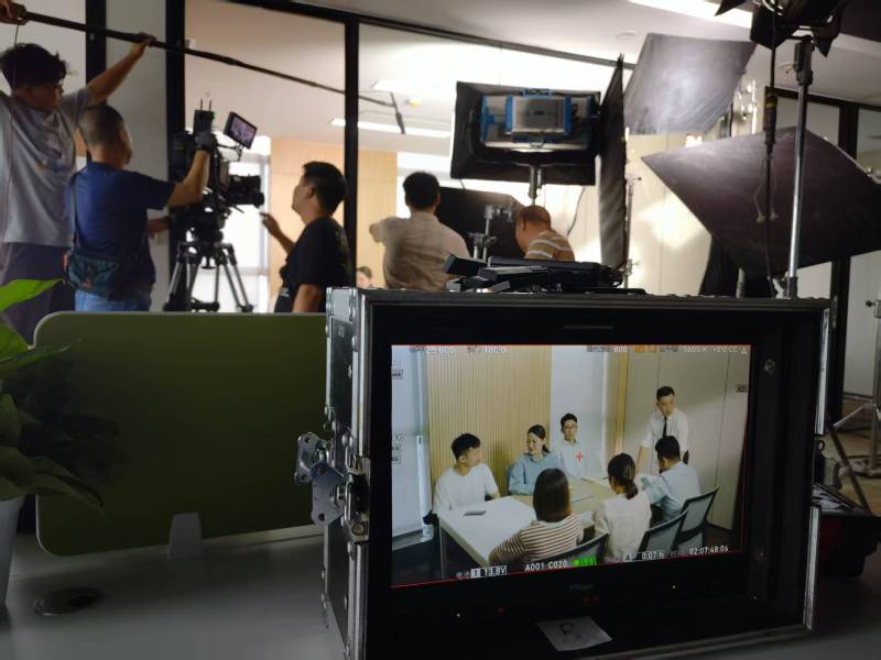 鸡东县TVC拍摄公司：科技产品视觉化大师，诠释未来感与功能美学
